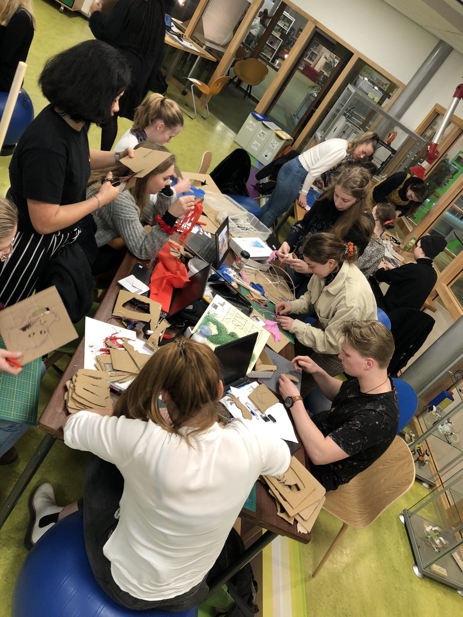 Wat een top middag! Studenten <a href="/DBKV/">DBKV</a> <a href="/ArtEZ/">Artez</a> volgen workshop bij <a href="/Fabricavii/">Fabricavii</a> Er is super hard gewerkt aan “schimmen vertellen verhalen”. Prachtige werkstukken, maar veel te weinig tijd...
<a href="/Fabricavii/">Fabricavii</a> is het innovatiecentrum Maakonderwijs van de #HAN en de regionale schoolbesturen.