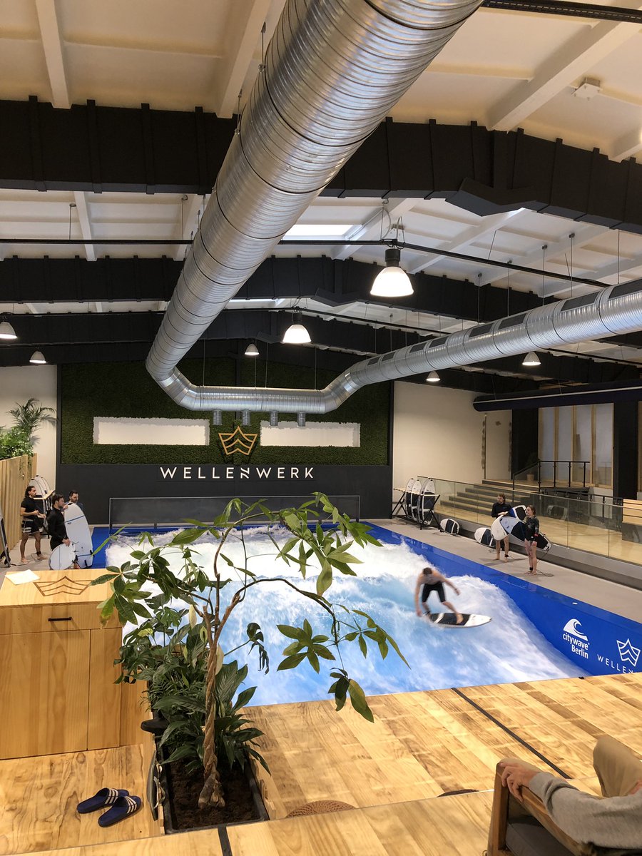 .<a href="/JanineRichter0/">Janine Richter</a> und ich durften uns heute für <a href="/mozde/">MOZde</a> im <a href="/wellenwerk/">Wellenwerk</a> umsehen - und ich bin auch selbst aufs Brett gestiegen. Alles dazu am Samstag im Blatt und auf moz.de - mit 📷📽🎤🏄‍♀️