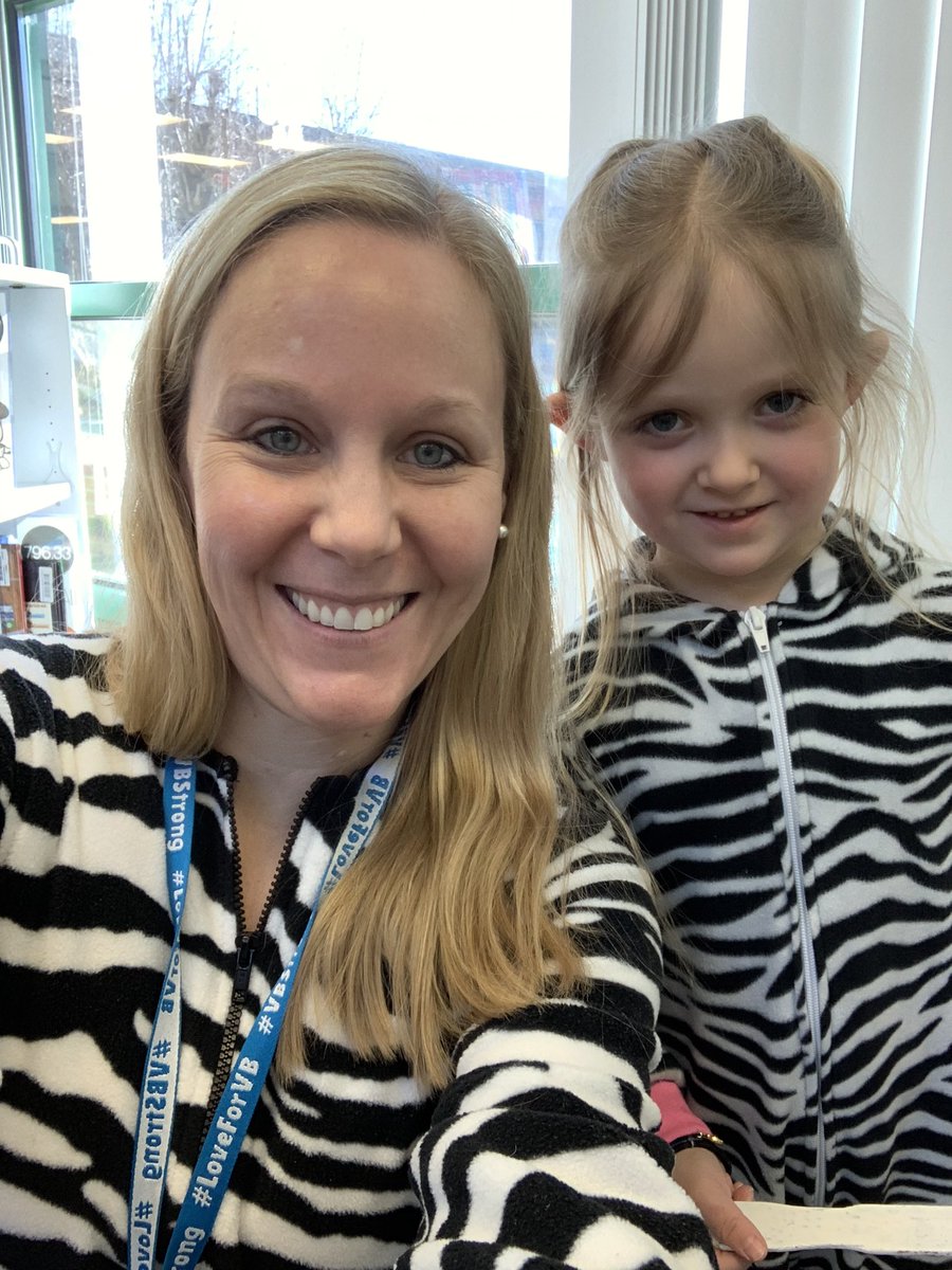 MrsPhillipsLMS's tweet photo. Twinning with this sweet kindergartener on PJ day! โค๏ธ#SESlibrary https://t.co/hM1yJgMVGn