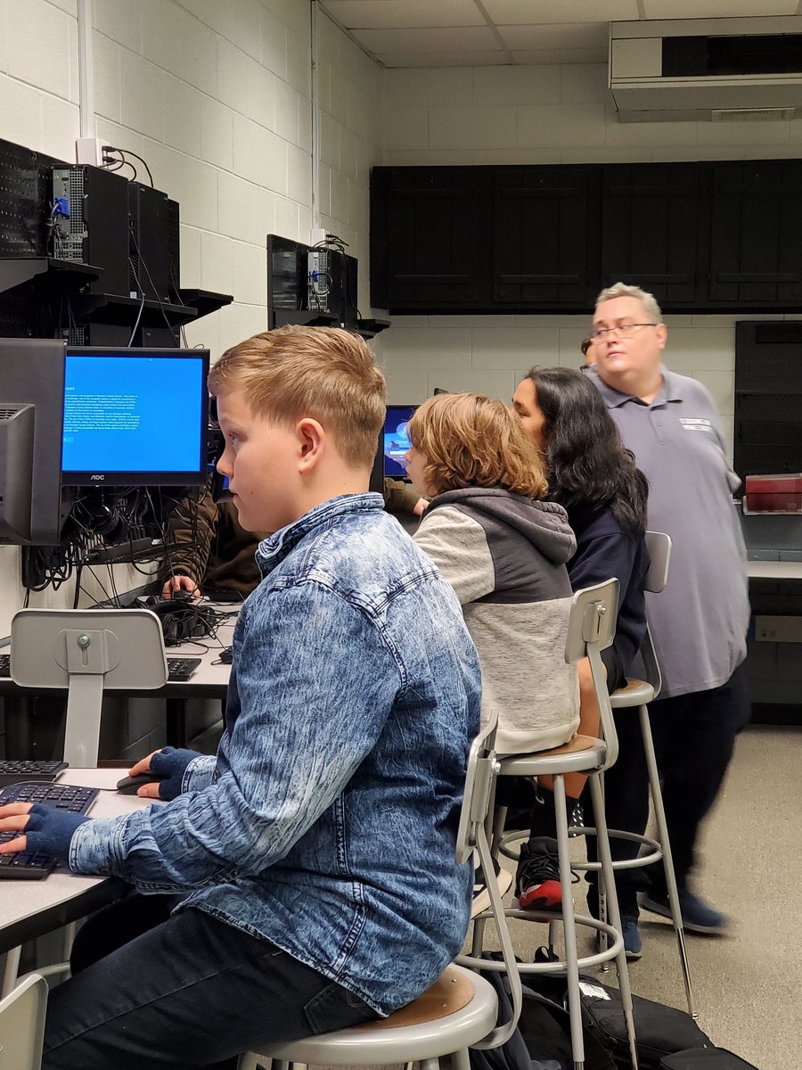 TClap314's tweet photo. Who knew middle school could be fun &amp; educational?!? - Thank you Peter Doherty &amp; Coding in Minecraft @CertMatters #play #Minecraft https://t.co/UCXHX29R0F