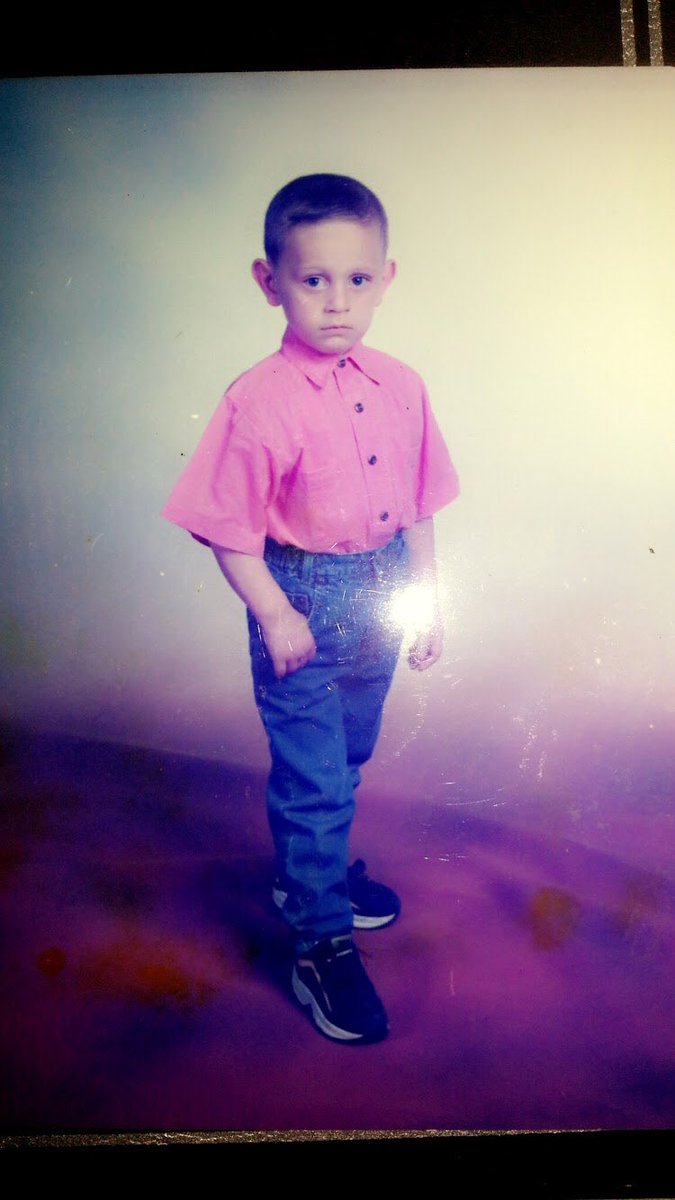 giyim, duruş, bakış.
insanın kalitesi cidden çocukluk fotoğrafından anlaşılıyor.