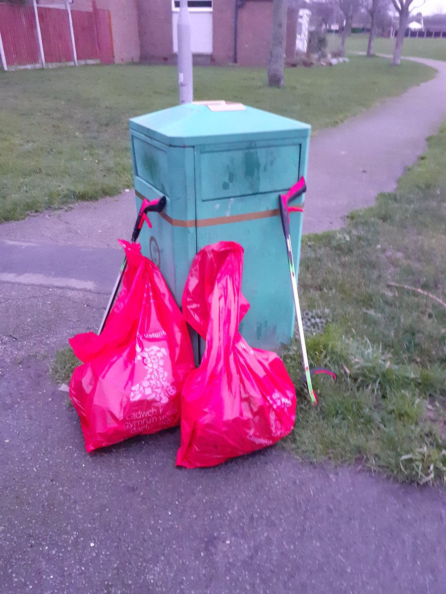GaryDisley's tweet photo. First litter pick of the year around the local neighbourhood 🚯🚮🌎👍 #prestatyn @KeepBritainTidy @Keep_Wales_Tidy #2minutestreetclean https://t.co/Xe6nrXpH29