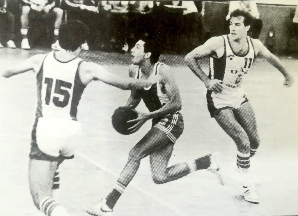 AgrasFernando's tweet photo. Los nuevos fichajes del segundo año del #OAR en liga nacional, los madrileños #FedeRamiro y #AlfonsodelCorral en un amistoso ante el obradoirista #JAGil el más veterano del equipo compostelano aquella temporada 1981/82 #historiabaloncestogalego https://t.co/GCYlnS91w2