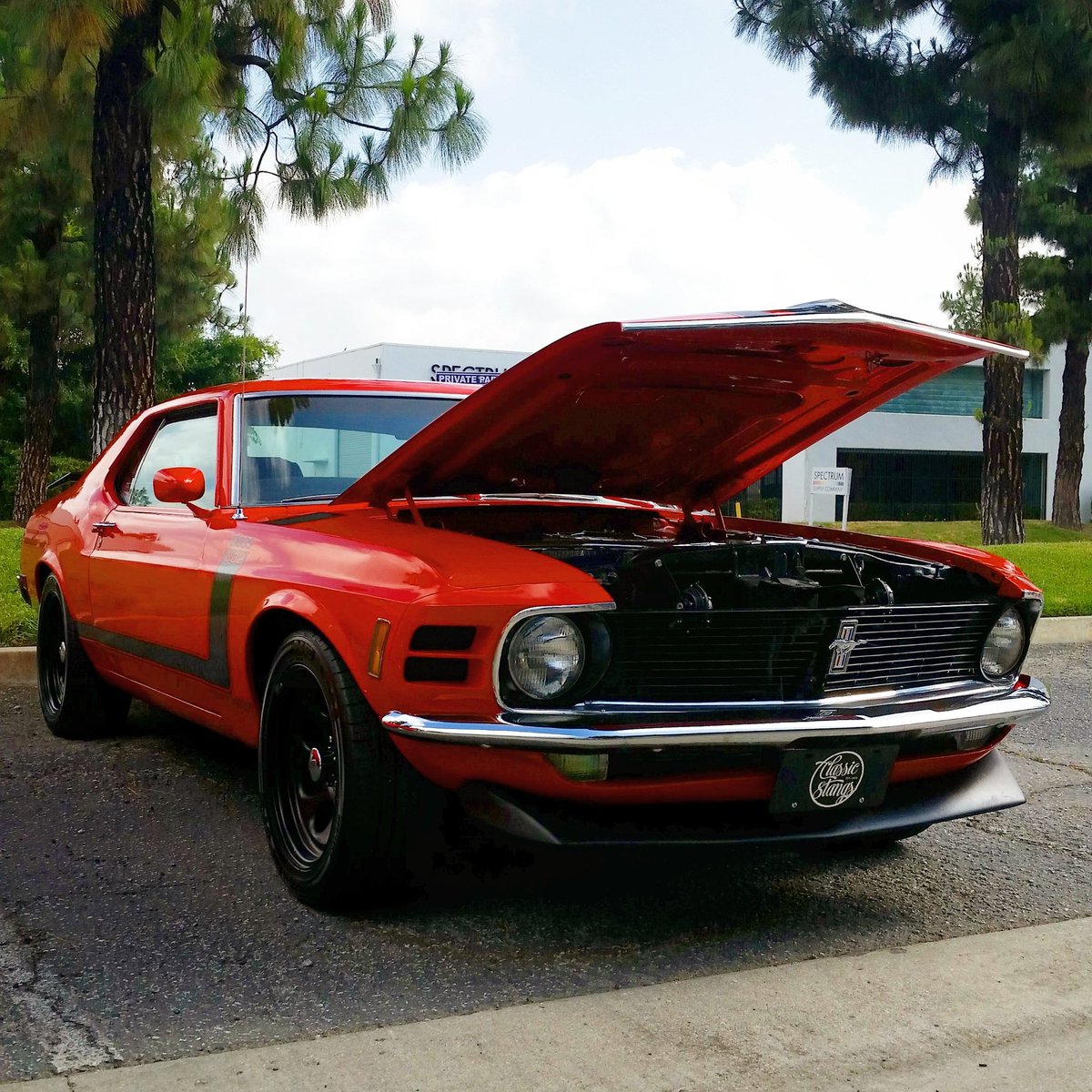 Cal_Mustang's tweet image. #throwbackthursday to our final Mustang Meet-Up car show and this amazing 1970 Mustang Boss 302. 1964-04 Mustang parts and accessories are now available at classicindustries.com/mustang Be sure to DM us photos of you and your #Mustang for a chance to be featured. #classicindustries