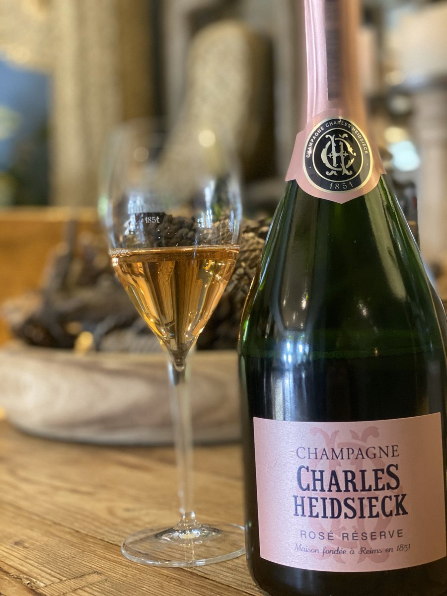 ChampanYVino's tweet photo. Hoy sesión de fotos en El Roblón de Castiello, un entorno único para el mejor #champagne 

Feliz #Jueves
🖤🥂🎩 https://t.co/bh57kLD3Lg