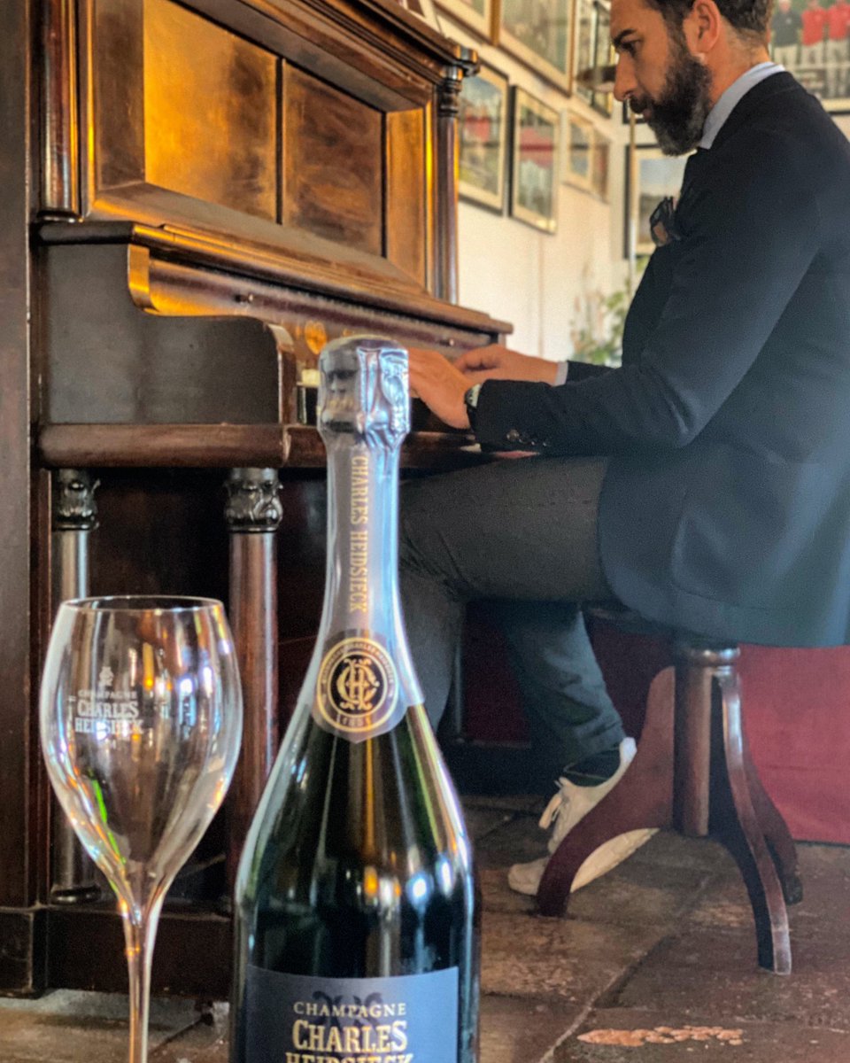 ChampanYVino's tweet photo. Hoy sesión de fotos en El Roblón de Castiello, un entorno único para el mejor #champagne 

Feliz #Jueves
🖤🥂🎩 https://t.co/bh57kLD3Lg