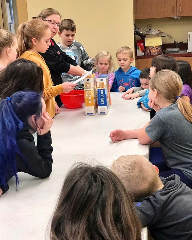 crcpl's tweet photo. Huge turn-out at our #FrankfortBranch for their cooking class. 26 kids learned some cool #cooking ideas courtesy of #TheExpandedFoodAndNutritionEducationProgram. #CRCPL #HowardYoungLibrary #ChildrensPrograms #food https://t.co/BRH83CD57S https://t.co/kNe3CQUb7b