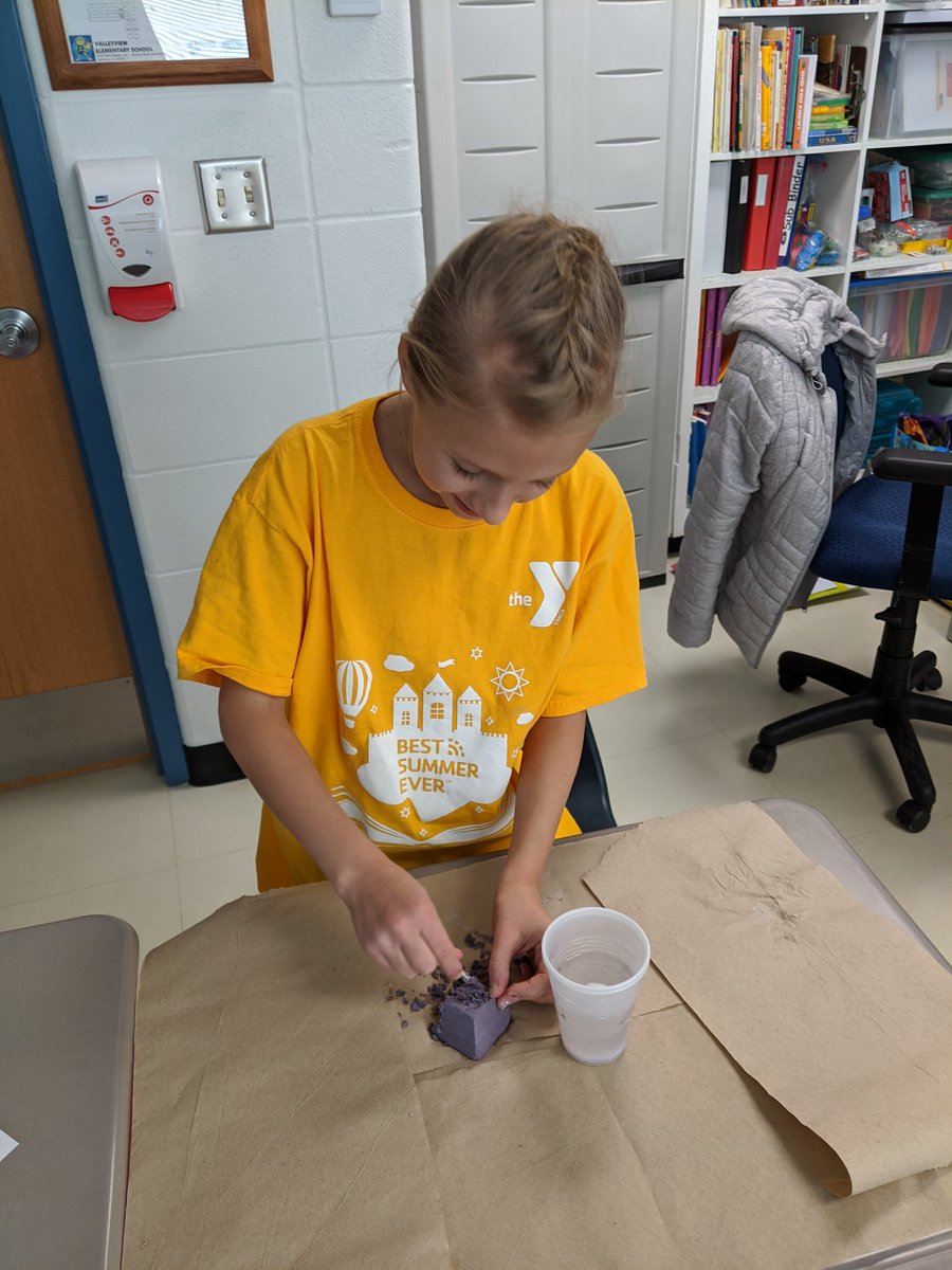 MurrinVeronika's tweet photo. These 4th graders are really "digging" our science experiment today! They're experiencing the difficulty that geologists face when digging for rocks and gems. It's really hard work!!!! @VV_Voyagers #enjoytheview #viewourstory https://t.co/dyZ1Nhbr39