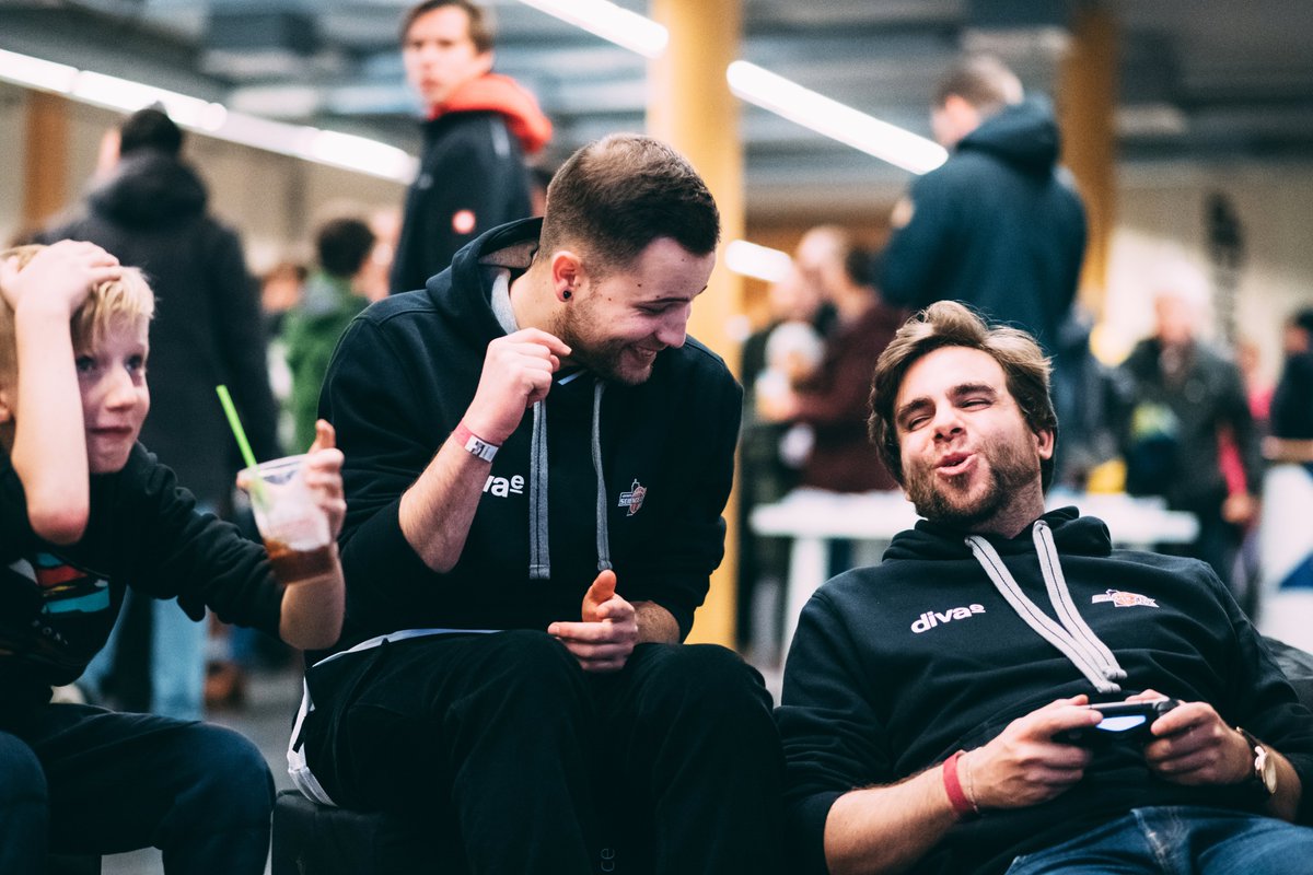 Rückblick auf das Wochenende in Jena und eine brutal knappe Kiste an der Gaming-Station im Rahmen des Heimspieles in der Pro A!

We had tons of fun with fans during the game of @basketsjena vs. Nuremberg!

#jenaneverstops #esports #nba2k20 (fs) Foto: Worsch