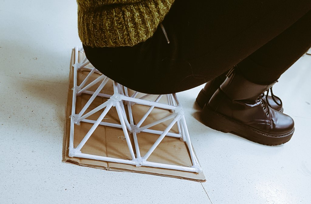 raquelperez_d's tweet photo. Probando el recurso didáctico de @RubenSevilleja. Puente realizado con papel y varillas de madera 🌉
#matec19 #estructuras https://t.co/VVl7nch51c