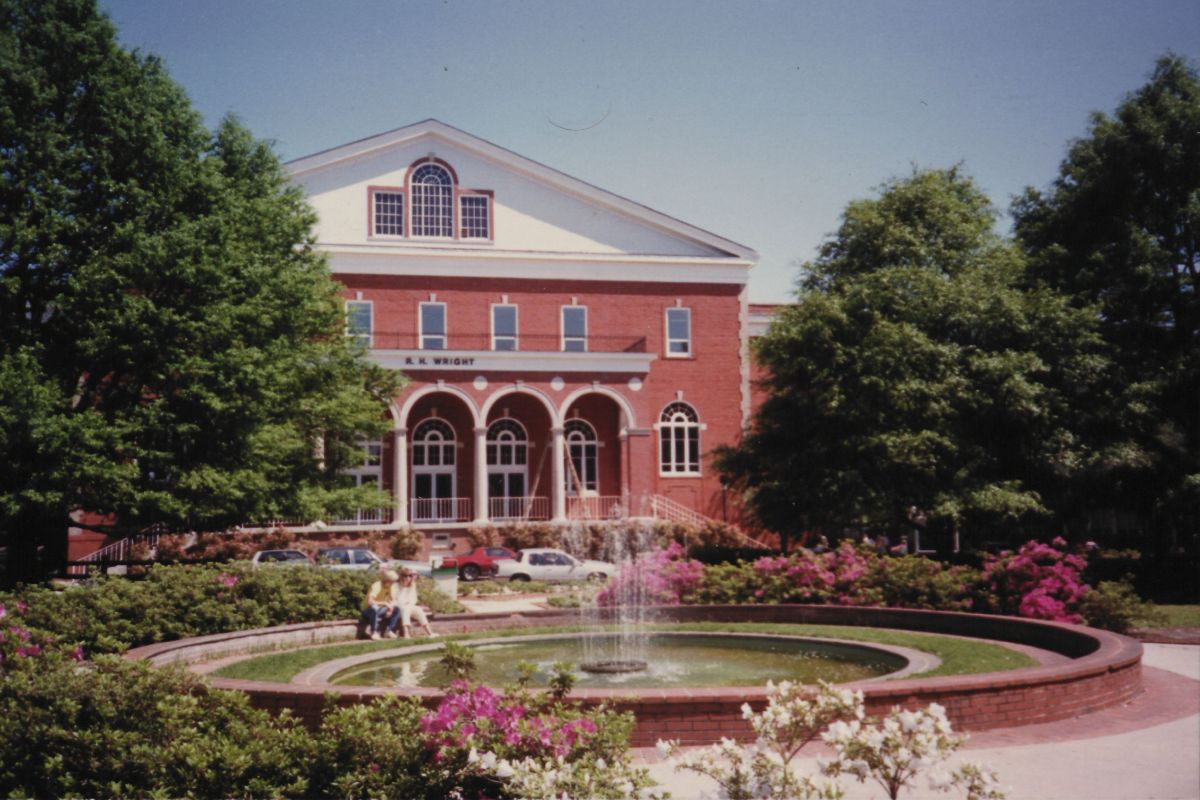 EastCarolina's tweet photo. Raise your hands if you love Wright Fountain 🙌

A little 1942 ➡️ 1987-88 ➡️ 2019 ⛲ #TBT from the @joynerlibrary #ARRRGHives ☠️ https://t.co/GxbTqQnsv3