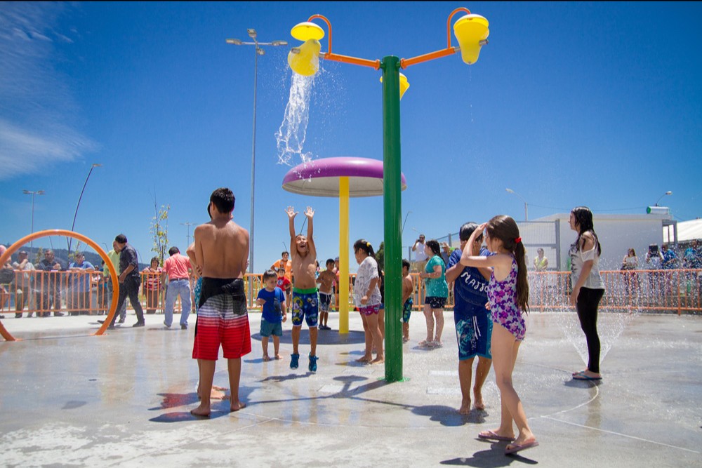 Waterplayers's tweet photo. This #ThrowbackThursday we look at Parque Ribera Bio Bio in Chiguayante, Chile. Brightly coloured #PlayFeatures create a fun, cheerful and welcoming space for everyone in the community regardless of age, ability or socio-economic background. 💦

#TBT #Inclusive #Waterplay https://t.co/9QNPUJX9ft