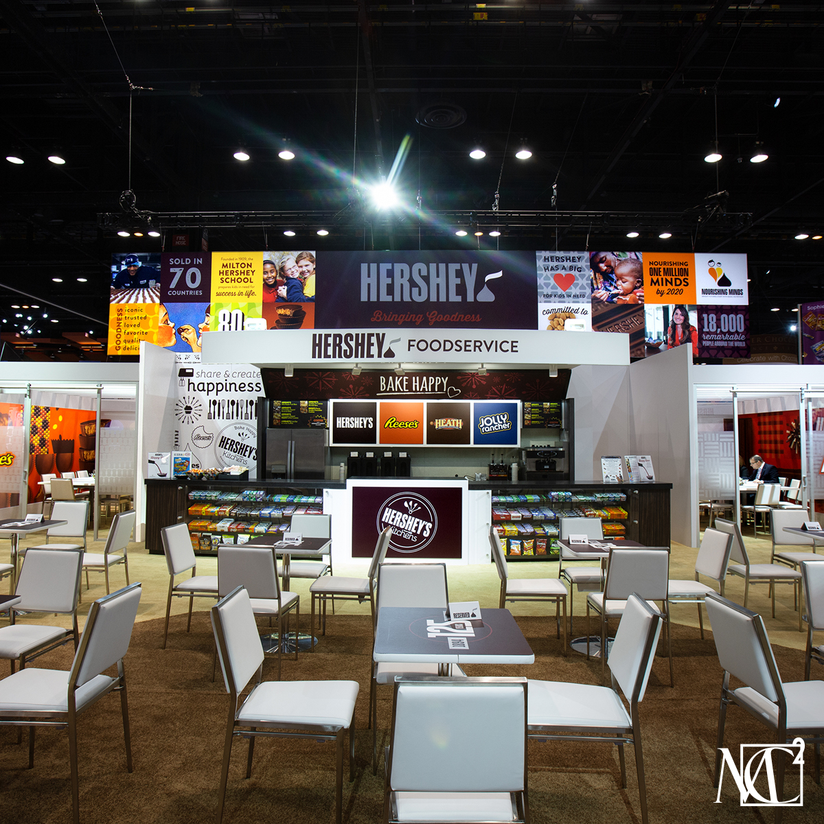 MC2experience_'s tweet photo. So many choices at the @Hersheys' immersive installation for #SSE19. What do you like more?
Sweets?
Chocolate?
Sweet and sour?

#ThisIsMC2 #MC2Experience #experiential https://t.co/FfqNMfIeL6
