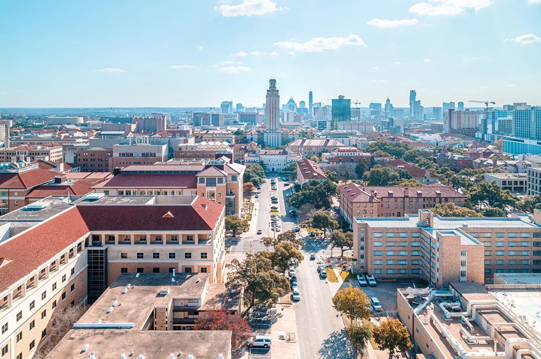 UTAustin's tweet image. In the latest ranking, Austin is the No. 1 college town in the country 🤘

See why: utex.as/35C2EBO via @CNBCMakeIt

📸 by Zach Harris