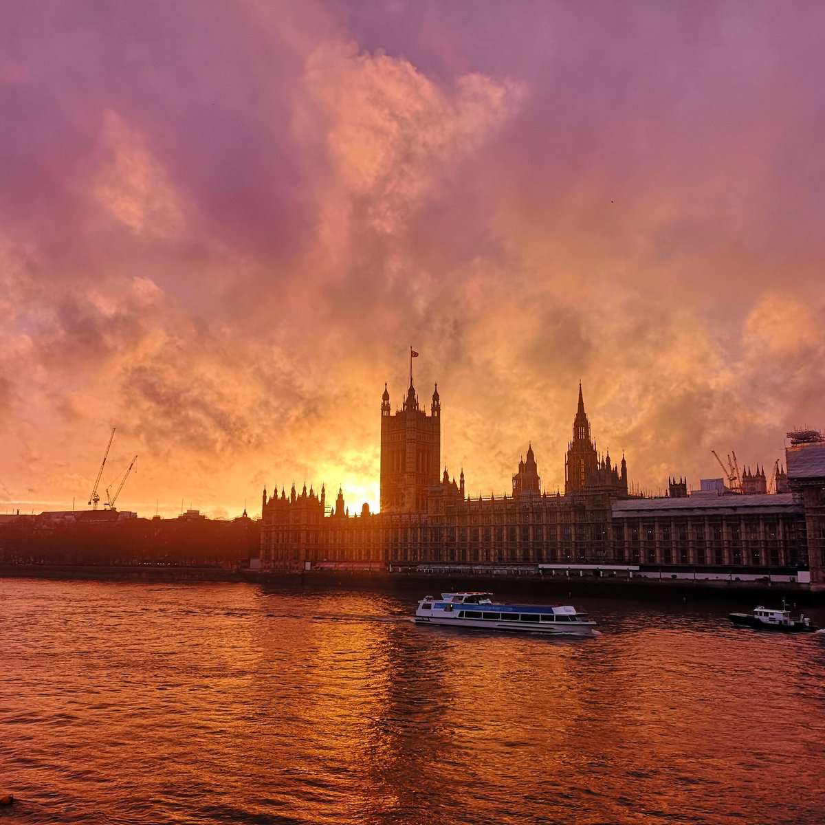 DrYool's tweet image. End of a jaunt to the #BigSmoke (a title soon to be ceded to #Australia) for a meeting on #ExascaleComputing - the most that I've learned in one day for a good while!