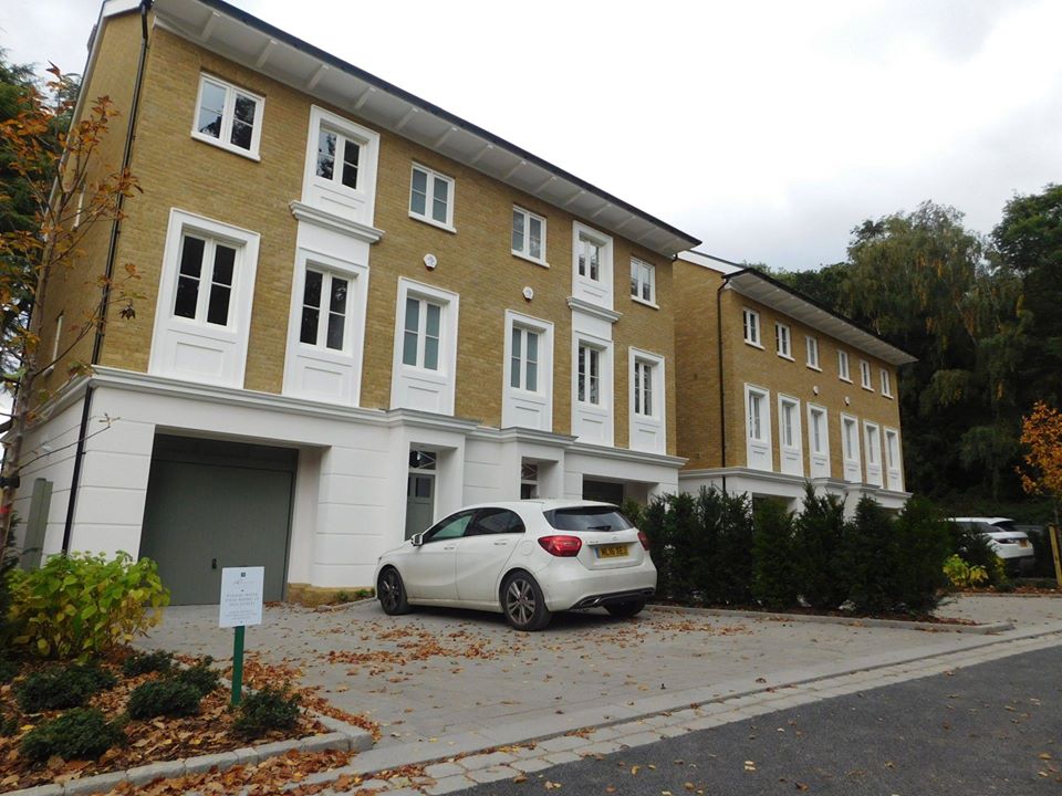ALenchBuilders's tweet photo. 👀 This #ThrowbackThursday we're taking a look back to Cedar Square in Alderley Edge! 

We loved building these beautiful houses with @PHPropertyUK 😃

#throwbackthursday #throwback #building #construction #alench https://t.co/SJDyW9jeg1