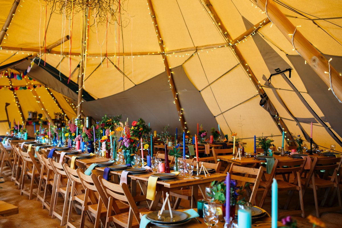 Whether you’re fully embracing winter or looking to inject summer to your wedding day, the Abbotts  catalogue has something for every theme! Dark and stormy, explosively bright or something in-between, take a browse and find the perfect match for your next event! ❄️☀️