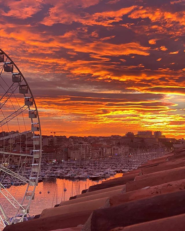 SoProvenceSoAlp's tweet photo. Joyeuse nouvelle année sous les couleurs de #Marseille !
Happy New Year from Marseille!
Picture @achickonabike 
#newyear2020 #winter #provence #wintersky #whatelse https://t.co/yi4wdKUYIB https://t.co/M4bj080gbV