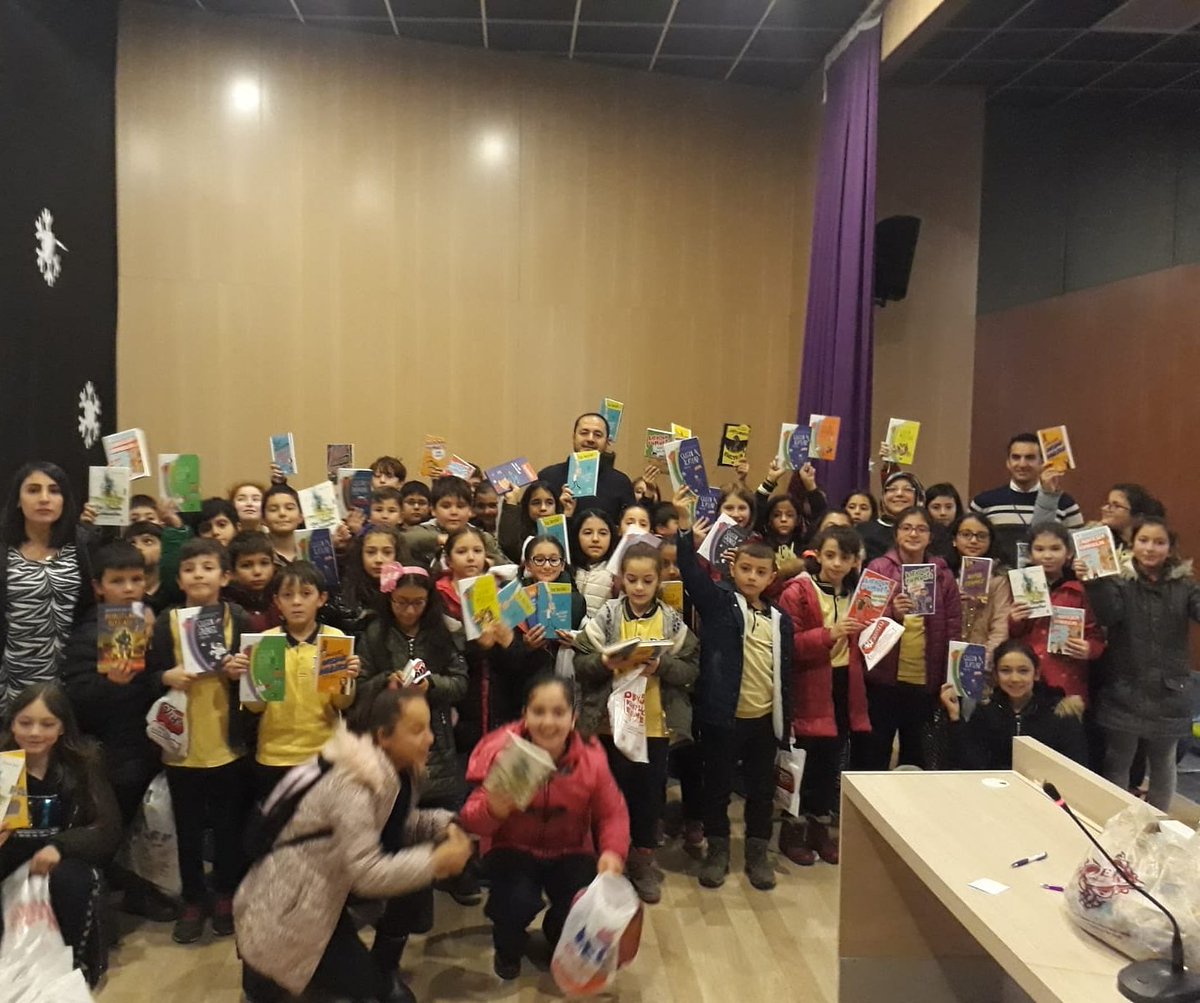Ünyeli hayranlarından yoğun ilgi gören Yazarımız Yusuf Asal... Çılgın Bilgiler, Patetessporlar, Tuş Beyinliler, ismi saymakla bitmeyen seriler... Hepsi gerçek hepsi hayatın içinden karakterler. Belki de çocuklar kendilerinden çok şey bulduğu için bu başarı...