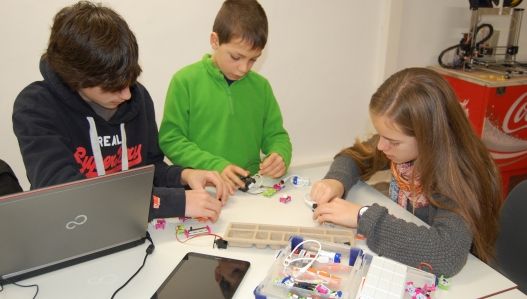 UOCinventa's tweet photo. La importancia de que los niños aprendan a programar: https://t.co/Ky1GQvboc2
Sobre la enseñanza de la programación como actividad extraescolar.

En Catalunya la web https://t.co/dxPxHKFFfG facilita a los padres la búsqueda de extraescolares de robótica y programación. https://t.co/DieRUdZJJl