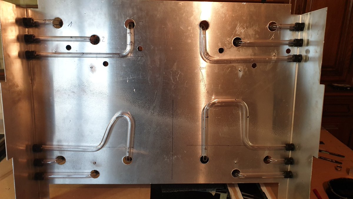 BureauDuGeek's tweet photo. Le support reservoirs est enfin terminé ! En attente des autres plaques d'aluminium pour cette fois, tuber la facade avec les pompes ! On attend aussi les supports alim pour pourvoir découper le support cartes mères et ainsi câbler le tout.
@AORUS_France @ASUS_ROG_FR
#deskmod https://t.co/hCPQ8SuclQ