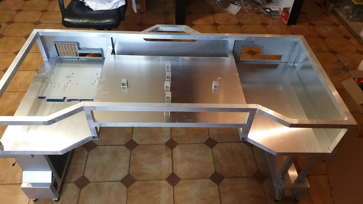 BureauDuGeek's tweet photo. Le support reservoirs est enfin terminé ! En attente des autres plaques d'aluminium pour cette fois, tuber la facade avec les pompes ! On attend aussi les supports alim pour pourvoir découper le support cartes mères et ainsi câbler le tout.
@AORUS_France @ASUS_ROG_FR
#deskmod https://t.co/hCPQ8SuclQ