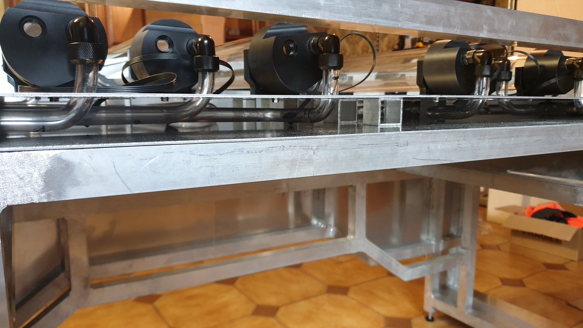 BureauDuGeek's tweet photo. Le support reservoirs est enfin terminé ! En attente des autres plaques d'aluminium pour cette fois, tuber la facade avec les pompes ! On attend aussi les supports alim pour pourvoir découper le support cartes mères et ainsi câbler le tout.
@AORUS_France @ASUS_ROG_FR
#deskmod https://t.co/hCPQ8SuclQ
