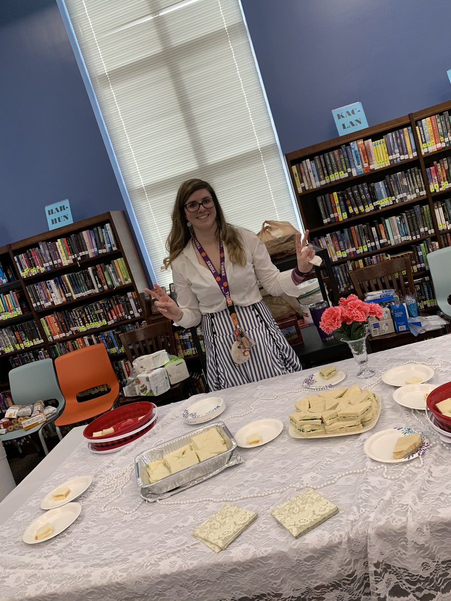 PrincipalWOOdy's tweet photo. Back from break and jumped right in! These 7th grade English students are participating in a Victorian reenactment 👑 #knightsatwork #feelsrighttobeaknight #knightlife #knighttrainer #loveSCschools @BECKBLUEKNIGHTS https://t.co/b4YV3qeUyG