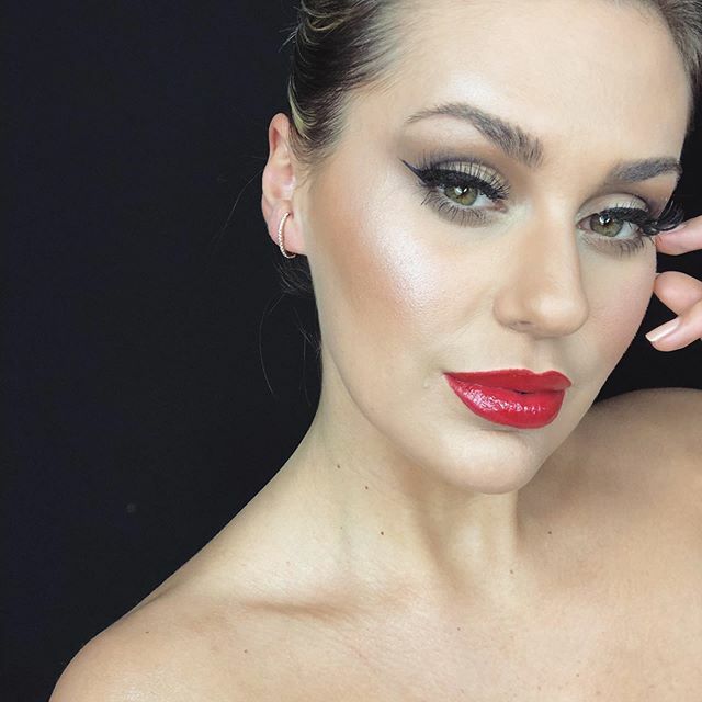 Ich bin noch immer im #redlipstick Fieber! 
Am Sonntag kommt auch ein Video dazu! 😘 💋💄
#red #lips #tutorial #lipstick #makeuplovers #gloss #matt #rotelippen #makeup #inspo #makeupartist ift.tt/305Ud0p