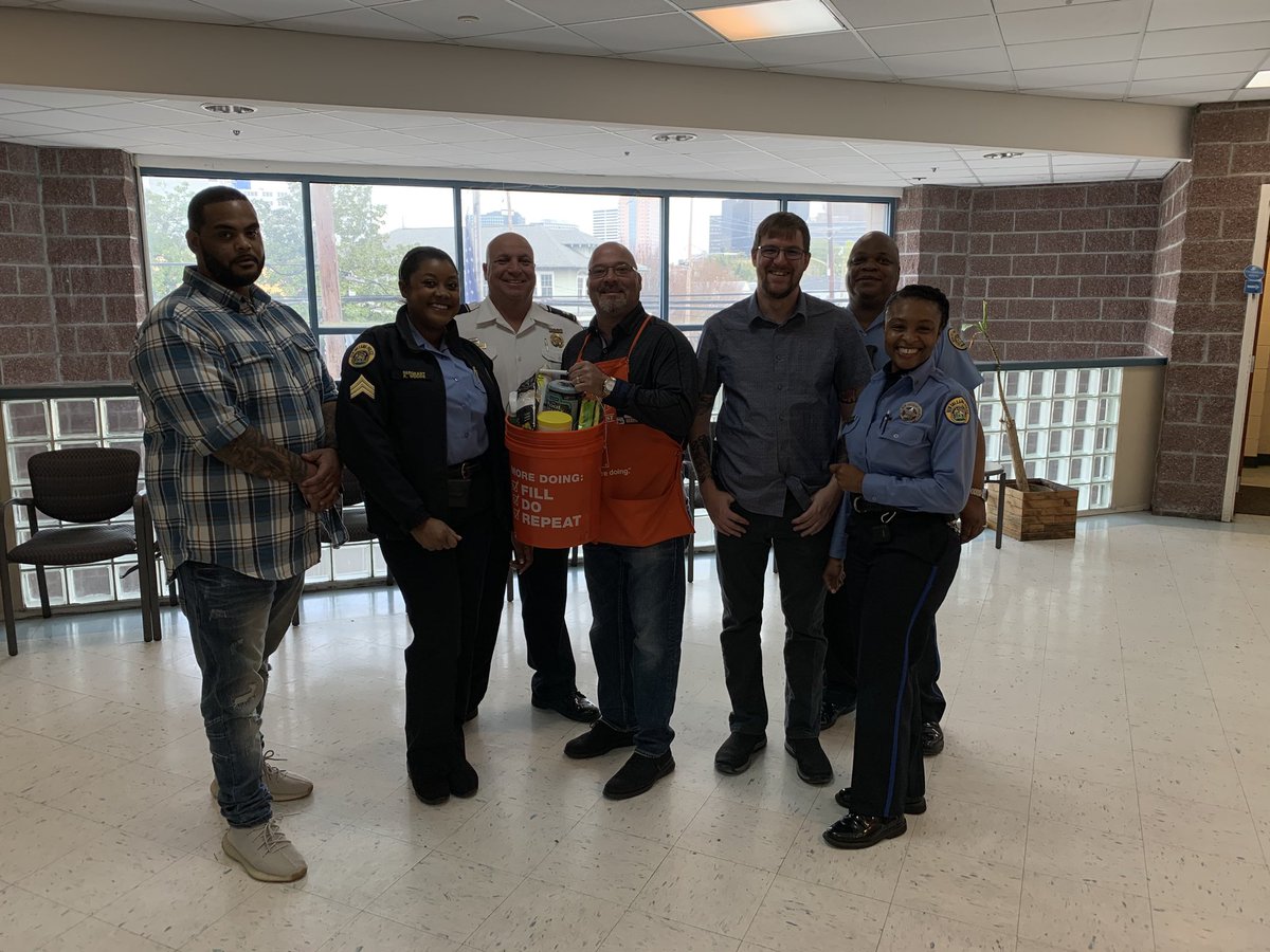 Team Central City 0385 recognizing our local police officers with a little lagniappe and king cakes . Thanks for all you do to protect and serve. ⁦<a href="/RyanLeBlancHD/">Ryan LeBlanc</a>⁩ ⁦<a href="/PinoyHD703/">Marcelo</a>⁩