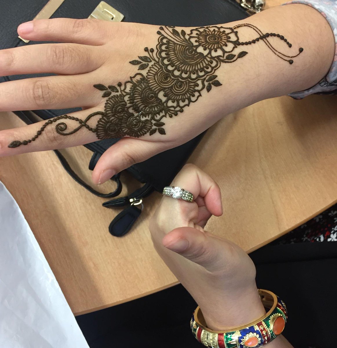 PurplePatch_CiC's tweet photo. Some of the girls had a mendhi session courtesy of one of our staff members @crystals_mehndi786 (Instagram) 

#PurplePatchPartners #Disability #Empowerment #HavingFun #Mendhi #Art https://t.co/JWZDVxf93D