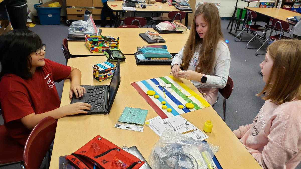 MrsEickman11's tweet photo. Working on using the engineering design process on their MakerSpace projects #makerspace #scienceisfun https://t.co/RmxI157SP1