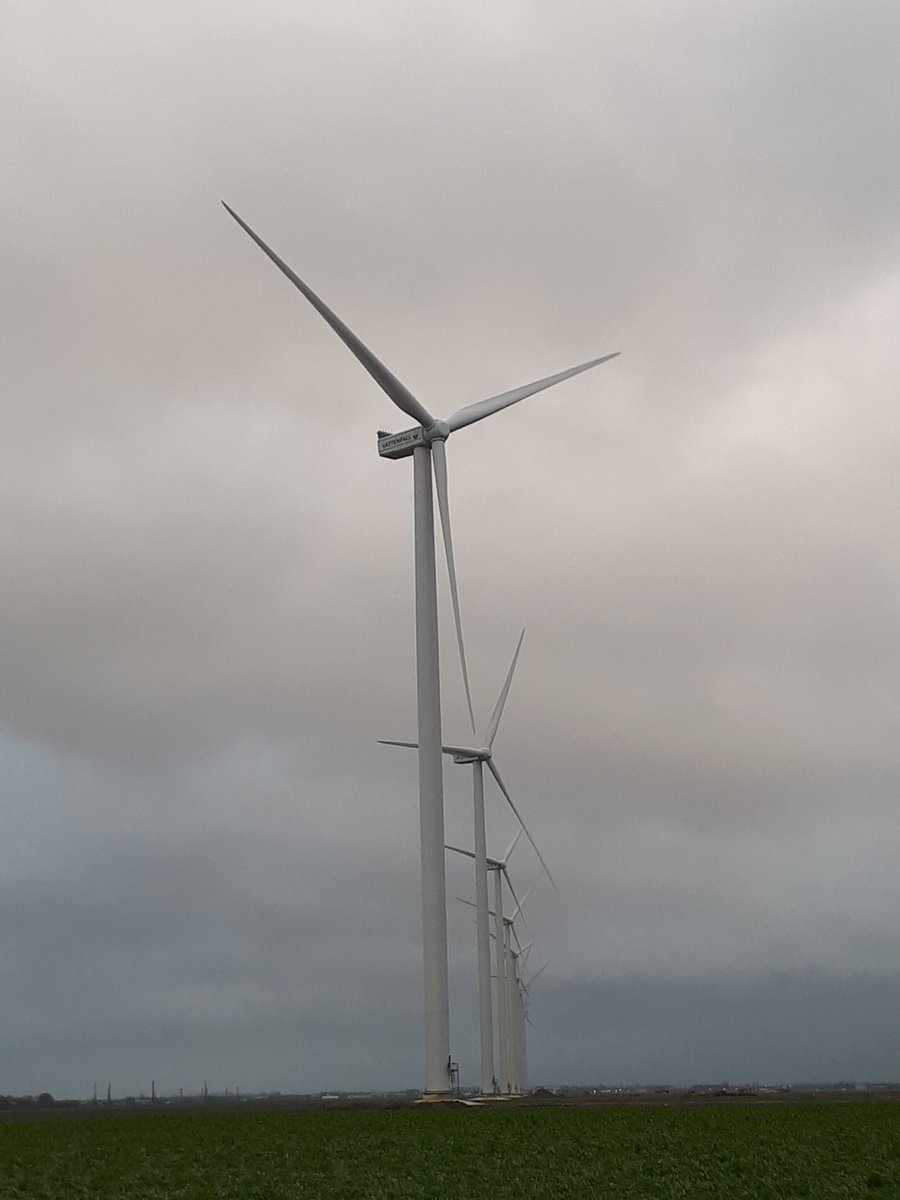 AnoukFlo's tweet image. Eindelijk! Werkbezoek naar bouw grootste NL #windpark op land in #wieringermeer met zn beoogde 300 MW! Indrukwekkend, ook hoeveel onvoorziene tegenslag @Vattenfall projectteam+uitvoerders weten recht te breien in zo&apos;n groot gebied! 28 turbines up, nog 54 te gaan. Go @rlindenburg