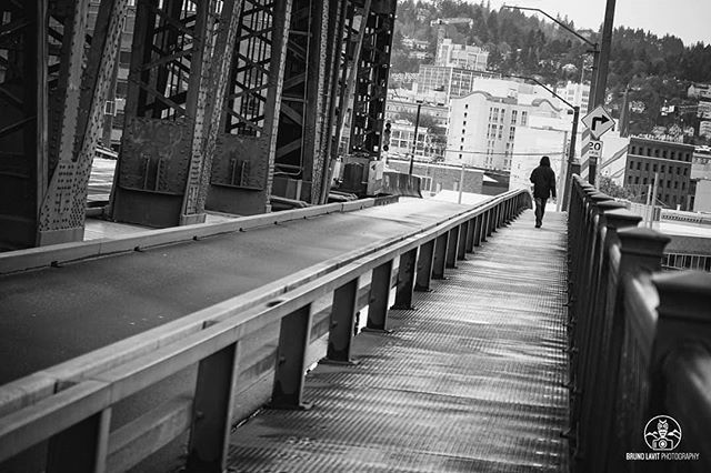 Errance photographique dans Portland (US). C'est un des ponts qui permet au grand bateau de passer en s'ouvrant au milieu 😊
#portland #igersusa #igersportland #usa🇺🇸 #canon #canonusa #gx5 #blackandwhite #noiretblanc #bridge #photography #pic #picofth… ift.tt/2FyoID1