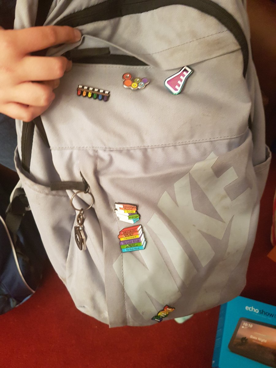 HelenStephen's tweet photo. Thank you @JamieBGall, my niece absolutely loves these badges - on her way back to Aus with the whole collection! https://t.co/1ruZ9UoZkW