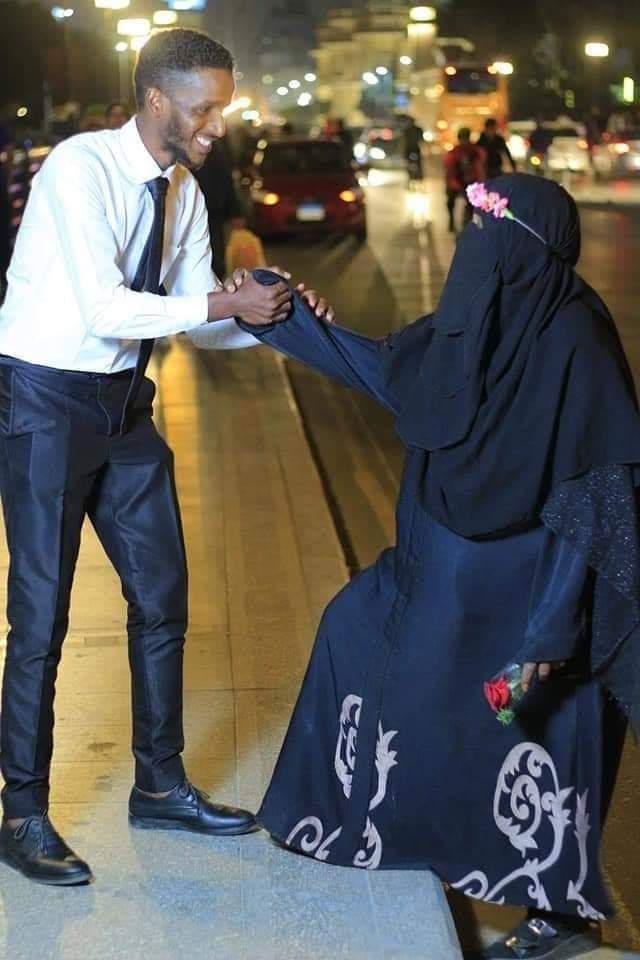 tagoo6420's tweet image. شاب سوداني حبّ يغير جو لأمو ف طلّعها و أهداها خاتم دهب بكل الحب الفي الدنيا ❤️
هكذا هي التربية التي تعلمناها من ديننا الحنيف ، و الأم مدرسة إذا أعددتها أعددت شعباً طيب الأعراقِ
اللهم أحفظ جميع أمهاتنا و الرحمة والمغفرة للمتوفين منهم 🌿