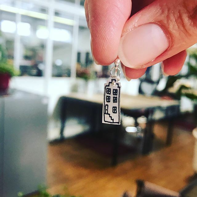 w_wellbeing's tweet photo. Amsterdam canal houses.
It’s a drawing from me, @natasjaelda 
A piece of art, earrings.

#handmadeinamsterdam #earrings #amsterdamcanalhouses #drawning #peaceofart https://t.co/IKxEUDnkFS https://t.co/gI5LbFlqug
