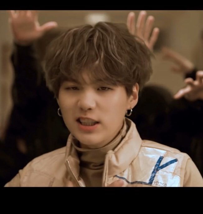 LizCable's tweet photo. Loving that Suga is the Sun according to the Anglo-Saxon rune on his chest. Maybe itโs just coincidence? #ShadowComebackTrailer #ShadowIsHereMap #ShadowBySUGA #SHADOWINTERLUDE
#BTS #AcaARMY #BreakingCover @BTS_twt https://t.co/G5FKAKNwr8
