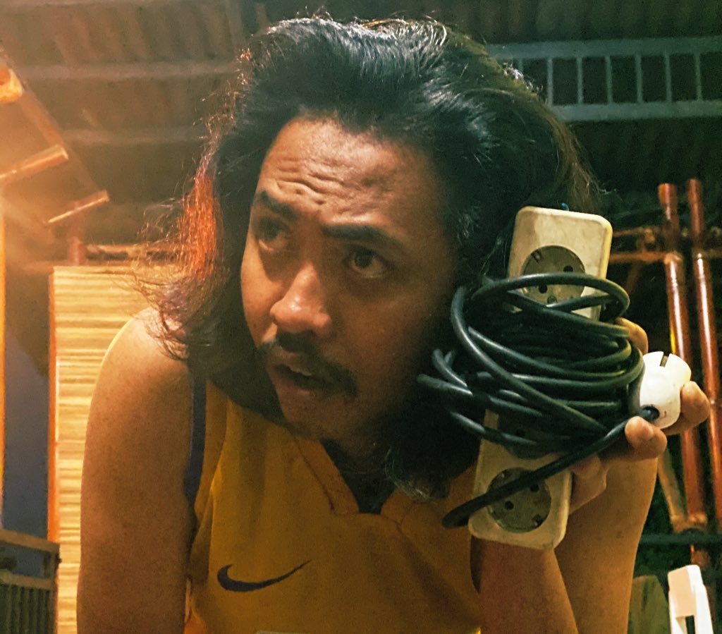 Jam 5 subuh w kesetrum colokan di balkon...

Faiz : “AAAA!!”

Iyo tiba2 keluar panik.

Iyo : “iz lu kenapa!!??”

Faiz : “gua kesetrum bangsaatt!!! Plis buang colokan itu skrg juga”

Iyo : “iz plis gua blm mau mati. Ponco aja. Dia gabisa meninggal.”

Faiz : “yawda”

Ponco :