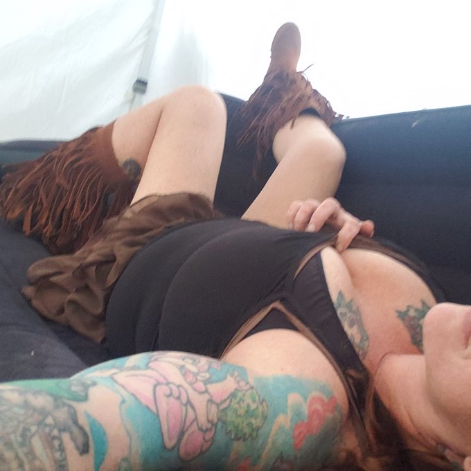 Boobs 'n boots https://t.co/bsDfuiixiX<a href="/tag/yoga"class="tags"><span>#yoga</span></a><a href="/tag/funnyfaces"class="tags"><span>#funnyfaces</span></a><a href="/tag/hulahoop"class="tags"><span>#hulahoop</span></a><a href="/tag/hooplife"class="tags"><span>#hooplife</span></a>