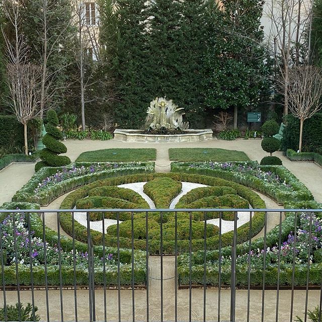 AliciaOsenenko's tweet photo. How about this for the garden? 😍#jardin #aixenprovence #hotelcoumont #gardens #france🇫🇷 https://t.co/jokZbu8yJM https://t.co/nxOTjLt79c