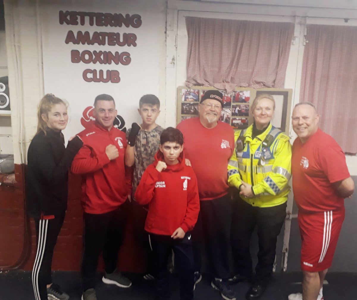 KetteringPolice's tweet image. Excellent community engagement this evening at Kettering Amateur Boxing Club.  This place gives kids a chance to learn discipline and control, gain confidence and get fit.  It can turn lives around. The work these volunteer coaches do is so important. 
#htrc
#friendlyface
#c7001