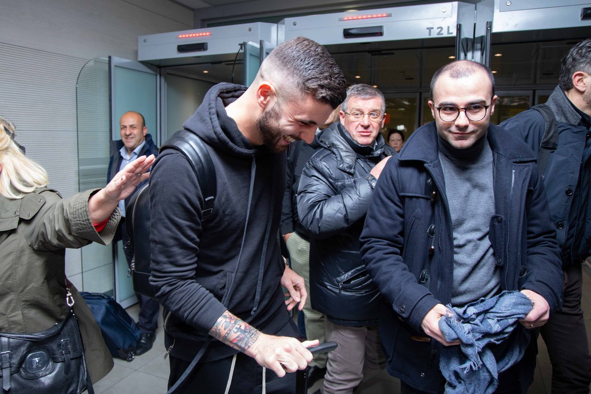 acffiorentina's tweet photo. Patrick Cutrone è a Firenze 🛬
#ForzaViola 💜 #Fiorentina https://t.co/6UskFeXm05