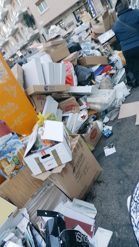 daniela_effe's tweet photo. @virginiaraggi @nzingaretti  per fortuna avevate risolto la situazione...in fila indiana si passa sul marciapiede e su altri neanche quello bisogna passare per strada mi sta facendo schifo questa situazione siamo arrivati alla frutta. https://t.co/0zOcIdNTEI