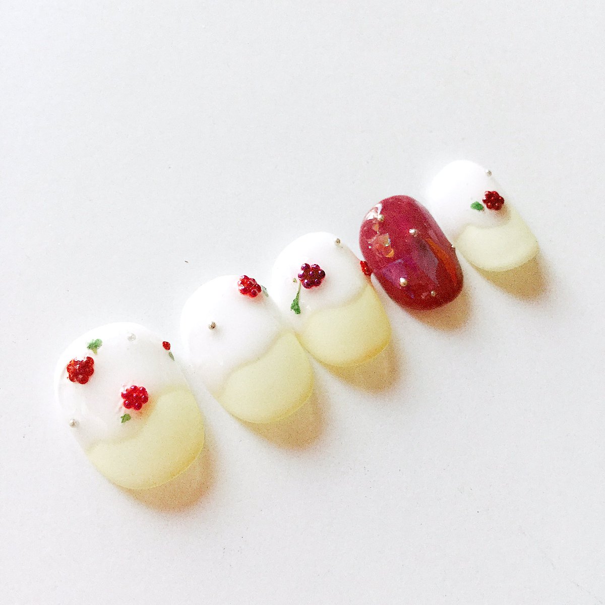 しろくまnail ラズベリーネイル 生クリームの上にトッピングされた ラズベリー達をイメージしてみました ケーキみたいでしょう ラズベリー ラズベリーネイル ケーキ 生クリーム チビ爪 ブリオン セルフネイル ネイル好きさんと繋がり