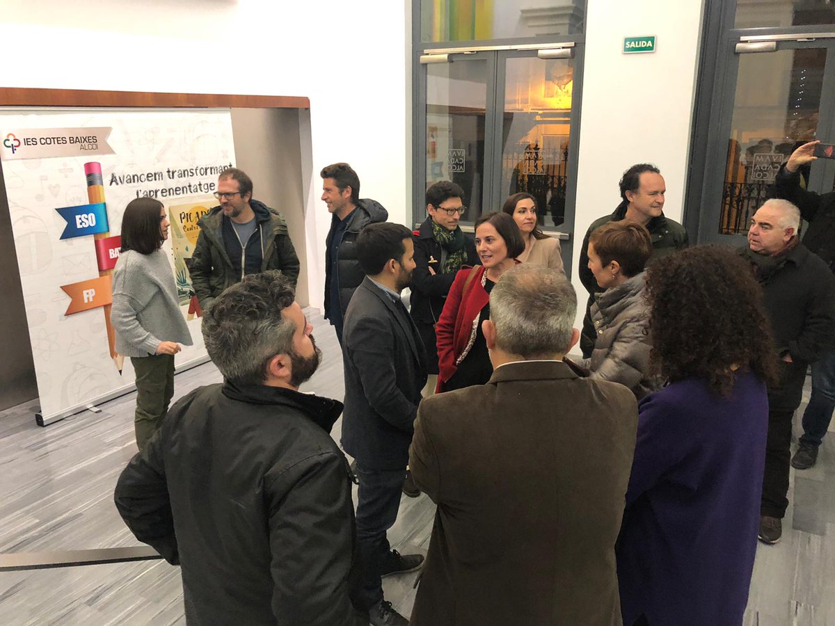 IESCotesBaixes's tweet photo. 👏Ha arribat el moment! El IVAM CADA #Alcoi està ple per a gaudir del documental "Picades contra el Vidre" que protagonitza el nostre centre. Gràcies a tots per formar part d'aquest moment 😊. https://t.co/bunEnrbIqb