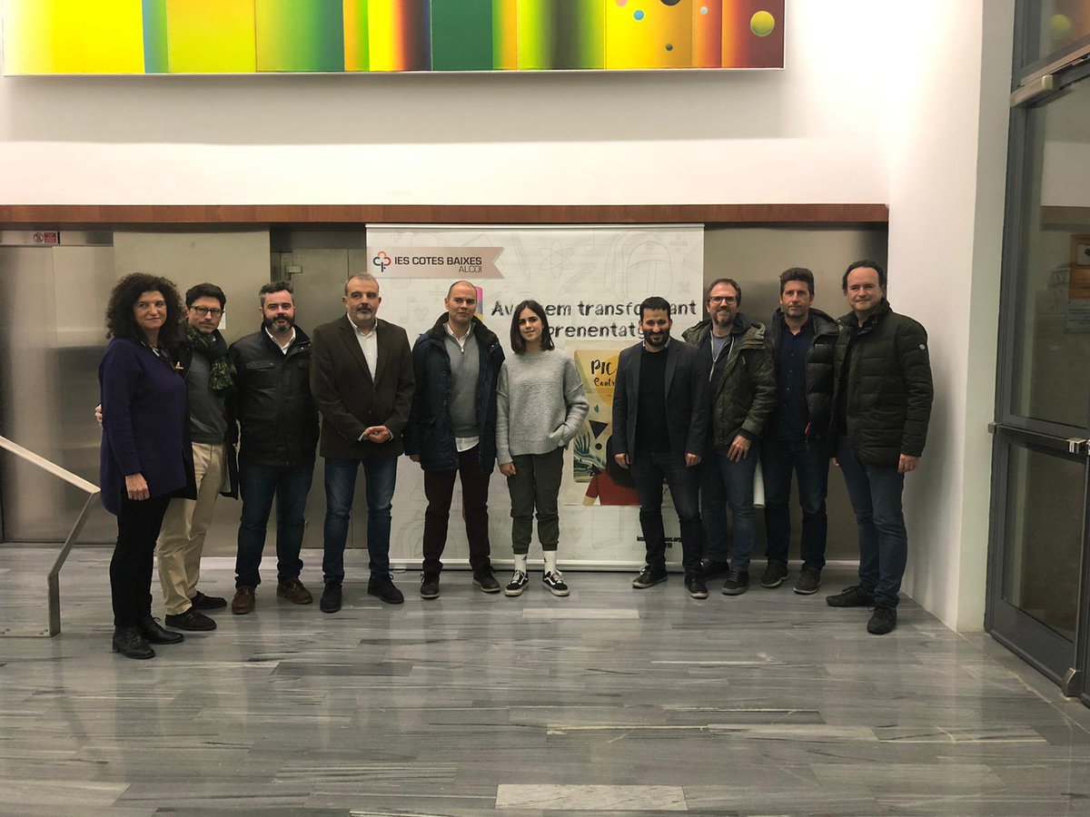 IESCotesBaixes's tweet photo. 👏Ha arribat el moment! El IVAM CADA #Alcoi està ple per a gaudir del documental "Picades contra el Vidre" que protagonitza el nostre centre. Gràcies a tots per formar part d'aquest moment 😊. https://t.co/bunEnrbIqb