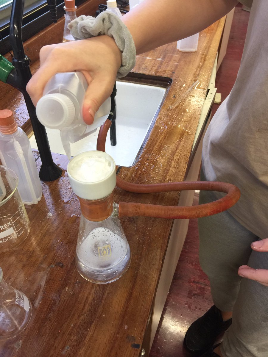 tsc_science's tweet image. Yr13 Chemists making aspirin today! Look at all that sparkle! ❇️ #requiredpractical