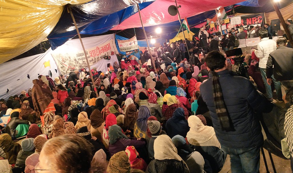 MyNameUbaid's tweet photo. Shaheen Bagh protest against #CAA, #NRC continues for #25th day amid #rain and cold #weather.
Salute you guys from all of us.
we will never lose our hope.
Bcz this fight for #SaveSamvidhan
@PMOIndia #shamelessGovernment
@ReallySwara @RahulGandhi @Shaheenbaghoff1 @jamiamillia_ https://t.co/Fgni3MDcK6
