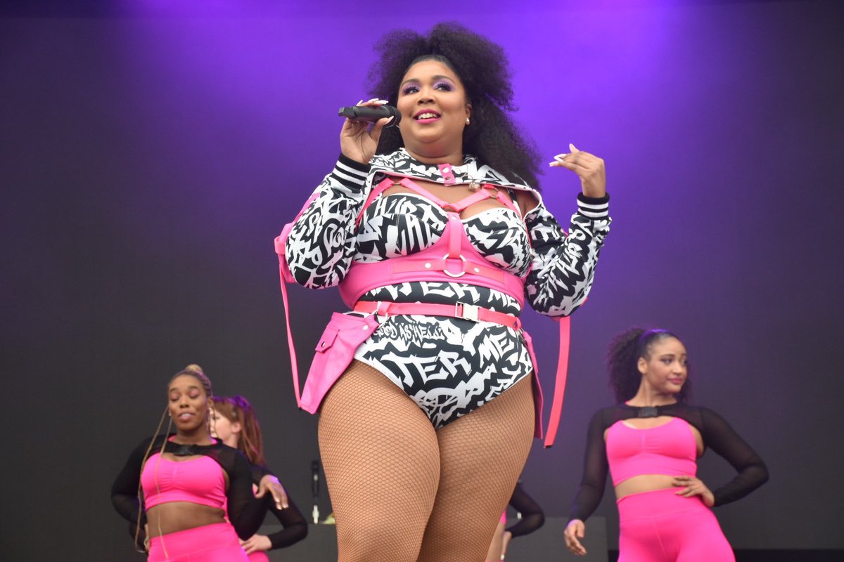 AshtonMichaelLA's tweet photo. @lizzo performing @fomoaus in custom #ASHTONMICHAEL https://t.co/G8LUANYi1B